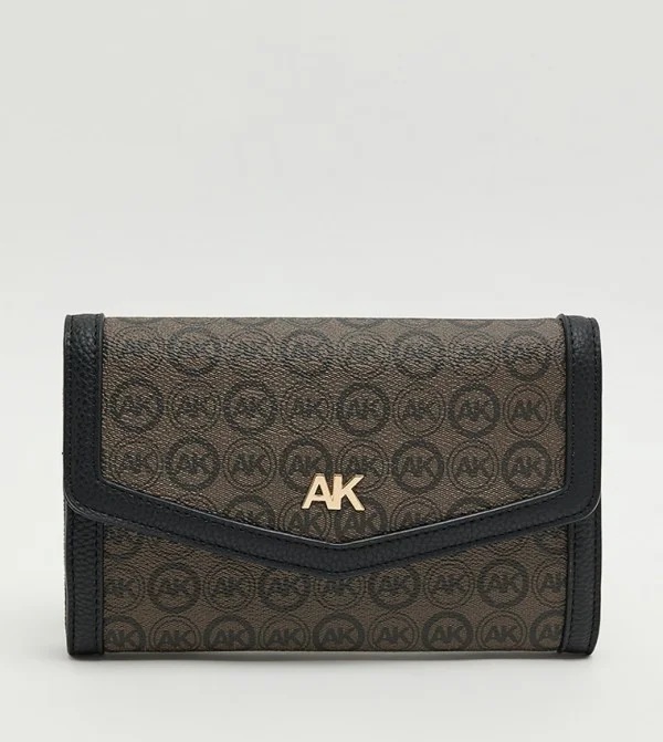 آن كلاين حقيبة كروس بودي بحزام منقوش بشعار آن كلاين